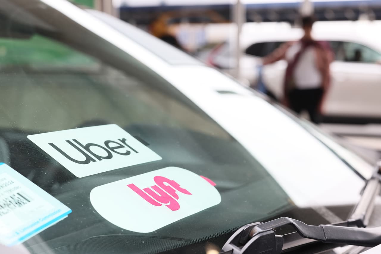 Uber y Lyft pagarán $328 millones a conductores tras acuerdo por robo de salario en Nueva York