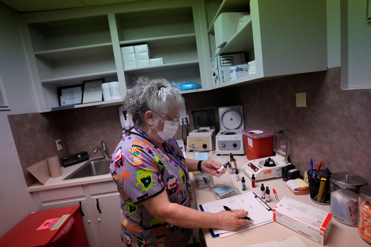 Stephannie Chaffee prepara material que se usa para analizar la sangre de las mujeres que llegan a la clínica que practica abortos en Louisiana.