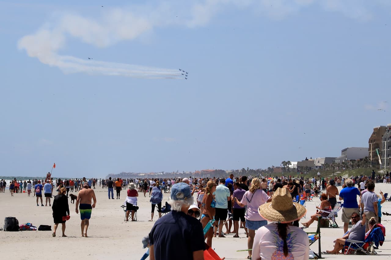 Pero mientras los aviones daban vida al cielo despejado, en Jacksonville las personas en las playas observaban aglomeradas y sin mascarillas el espectáculo.
<br>