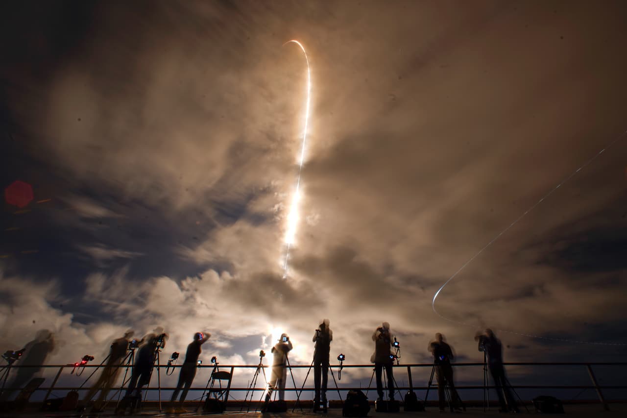 El cohete Falcon 9 de SpaceX con una tripulación de cuatro personas durante su lanzamiento desde el Centro Espacial Kennedy en Cabo Cañaveral, Florida, el lunes 9 de septiembre de 2024. La nave, de la empresa aeroespacial de Elon Musk SpaceX,
<a href="https://www.univision.com/local/orlando-wven/asi-fue-el-regreso-de-los-astronautas-de-spacex-tras-la-primera-caminata-espacial-civil">marcó la historia como la primera caminata espacial privada y civil de la historia,</a> con la misión espacial
<i>Polaris Dawn. </i>