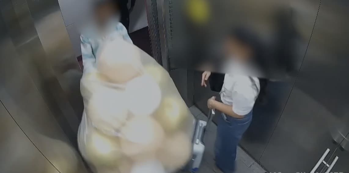 Cámara de seguridad muestra como una bolsa de globos explota en un ascensor en un edificio en la India