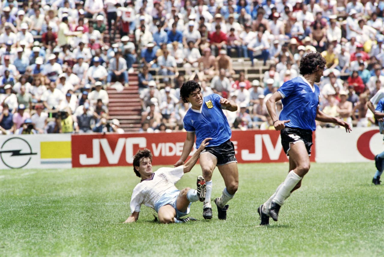 El encuentro estaba cerrado y ambas selecciones se fueron al descanso con un empate sin goles, en la cancha del monumental Estadio Azteca. Maradona quería pero los ingleses lo cerraban rápido.