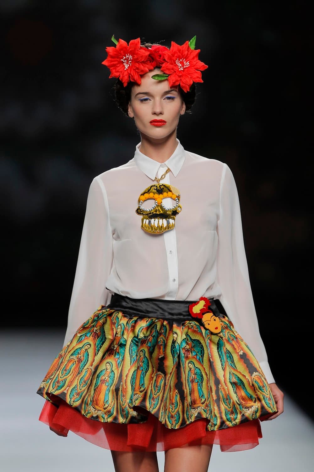 Su imagen —sin perder sacralidad— se extiende y se populariza gracias a que un gran número de diseñadores (lo mismo de alta costura que de artesanía popular) se apropian de su imagen para crear objetos centrados en La Guadalupana. Así sucedió con la diseñadora española
<a href="https://www.instagram.com/mayahansen/">Maya Hansen,</a> que a la manera de Jean Paul Gaultier y sus madonas, se inspiró en la emblemática virgen para su colección 2012 que desfiló en la Semana de la Moda de Madrid.