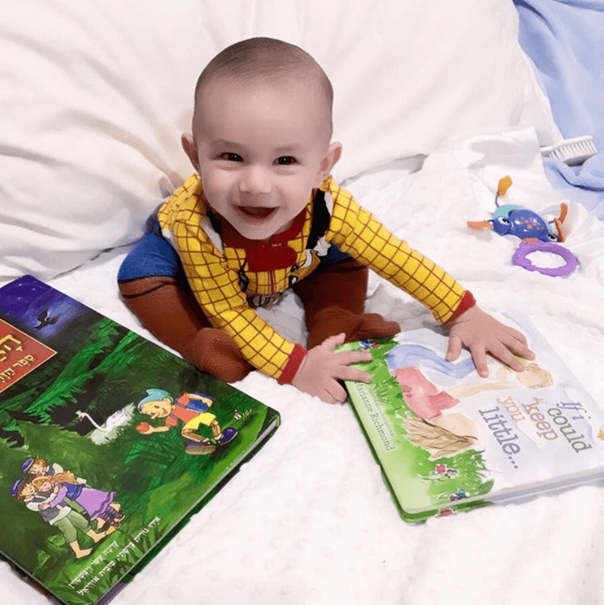 ¡Miren nada más que sonrisa tan bella! A Luca le encanta que su mamá le lea cuentos.