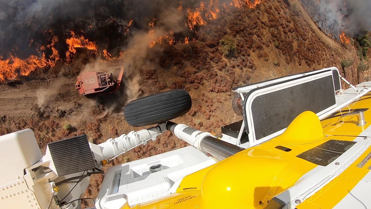 La vista aérea de las montañas destruidas por las voraces llamaradas son impresionantes. Esta es una toma desde uno de los helicópteros de LAFD durante el incendio Rick en el parque estatal de Malibu en el área de Las Vírgenes, el domingo 16 de agosto.