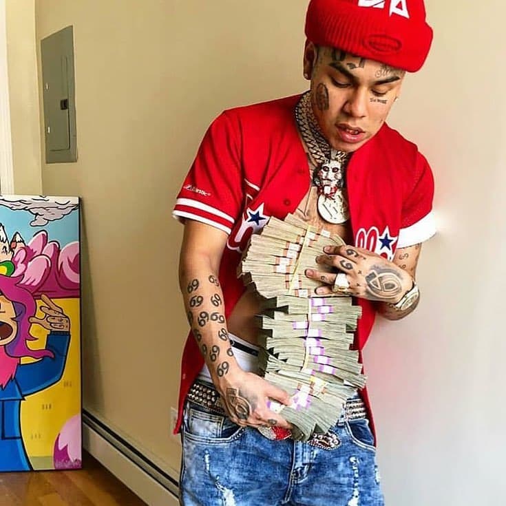 Admitió ser parte de la pandilla Nine Trey, de la cual no se arrepiente de haber pertenecido. "
<b><a href="https://www.univision.com/famosos/sin-miedo-a-la-muerte-ni-arrepentimiento-tekashi-6ix9ine-lo-cuenta-todo-en-su-primera-entrevista-tras-salir-de-prision-fotos" target="_blank">Sabía lo que estaba haciendo </a></b>con Nine Trey. Sabía en lo que me estaba metiendo", reconoció en entrevista con el New York Times en septiembre pasado.
<br>