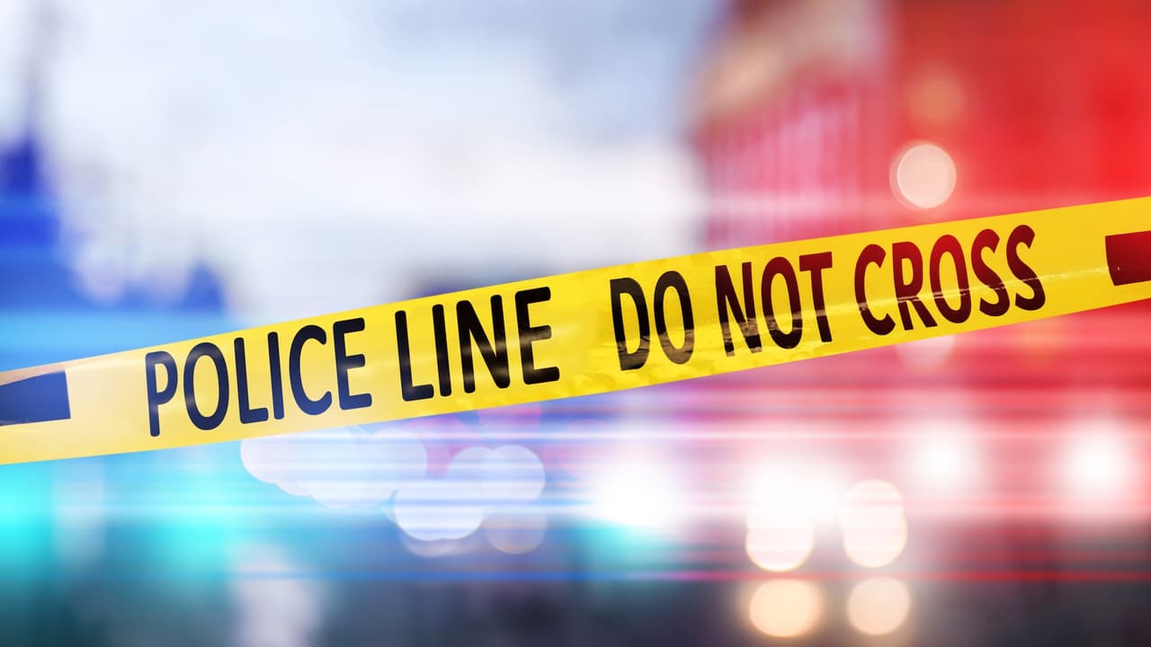 Hallan posible bomba casera en vivienda de Brooklyn durante redada policiaca.