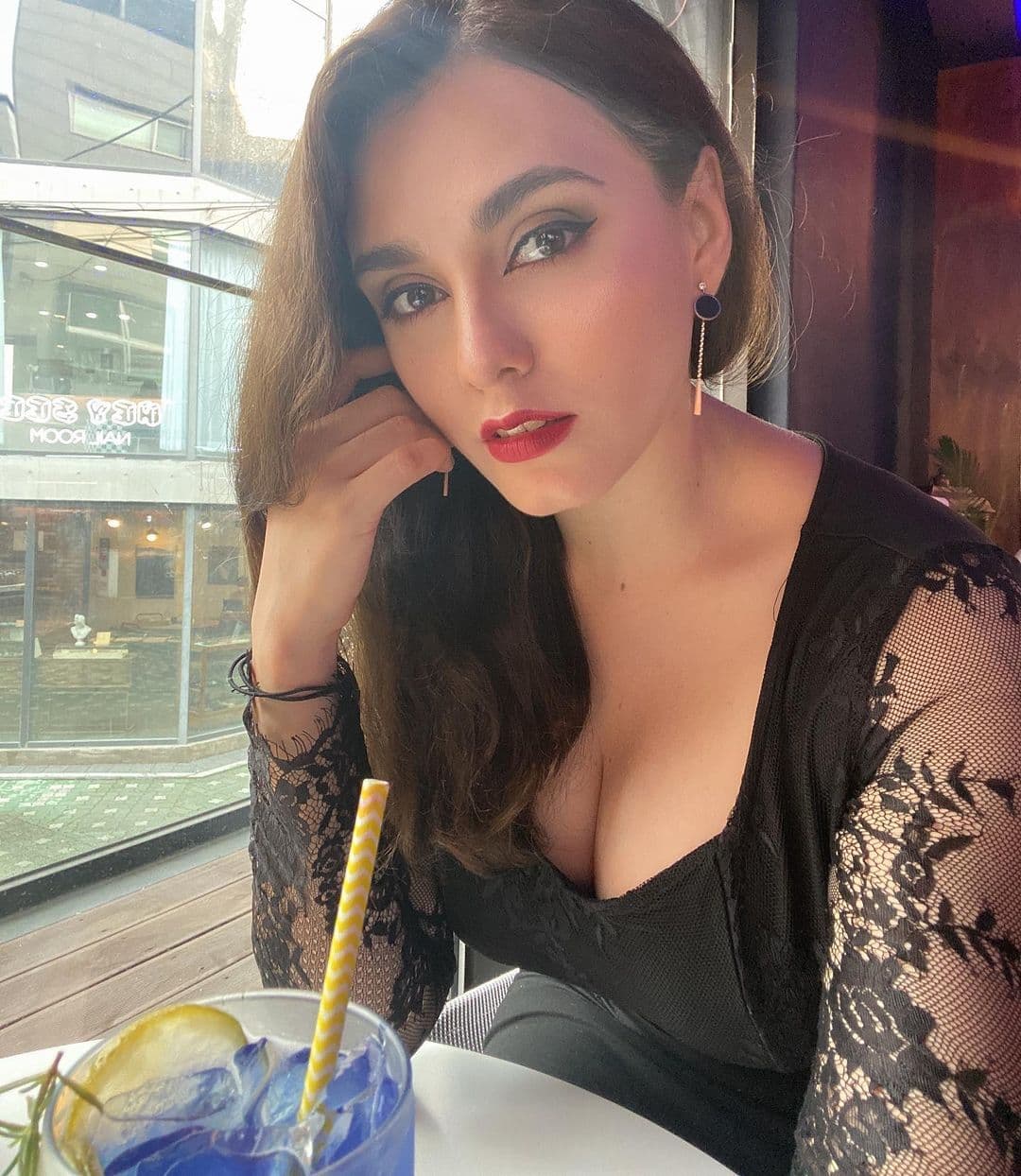 Ávila también revela que no tuvo una buena experiencia con la agencia de casting que la contrató, pero decide olvidar eso y concentrarse en todo lo bueno que le ha dejado este trabajo.