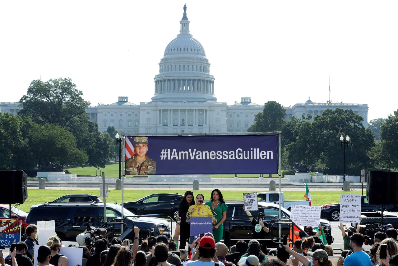 Usando el hashtag #IamVanessaGuillen, decenas de personas se concentraron frente al Capitolio de la Nación en Washington, DC.