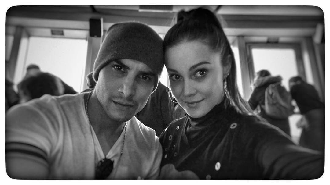 A partir de ese momento la pareja comenzó a crear una conexión la cual comparten con sus seguidores y fans de la serie en sus respectivas cuentas de Instagram: “Cuando dicen acción no me quiere besar... Pero cuando dicen corte me llena de besos”, escribió Ligia Uriarte en dicha red.