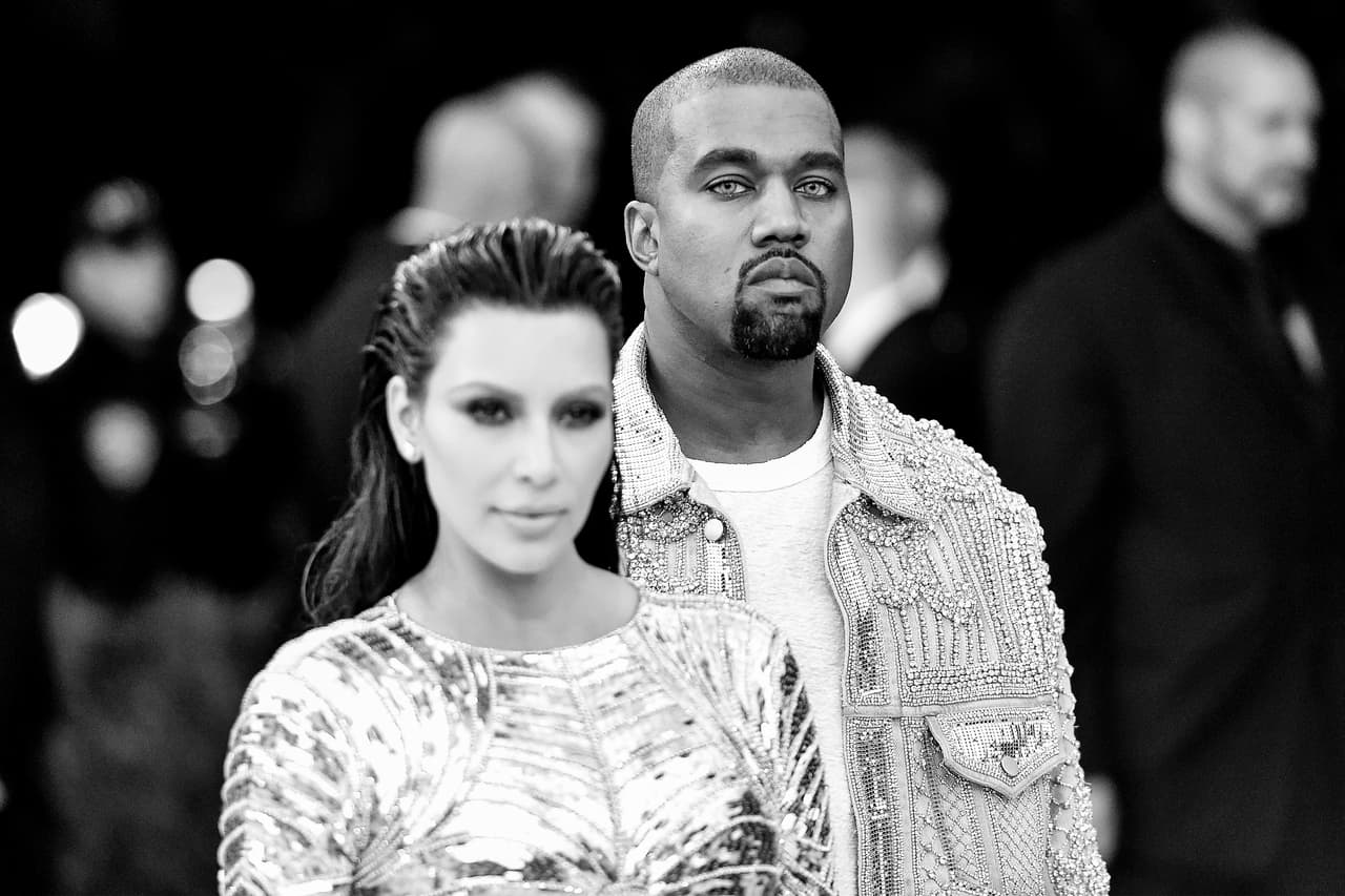Durante la alfombra roja de la Gala del Met en 2016, la paraja acaparó las lentes de los fotógrafos al llegar con atuendos futuristas plateados. Pero llamó la atención que Kanye West no dejó ver su dentadura mientras desfiló por el evento.