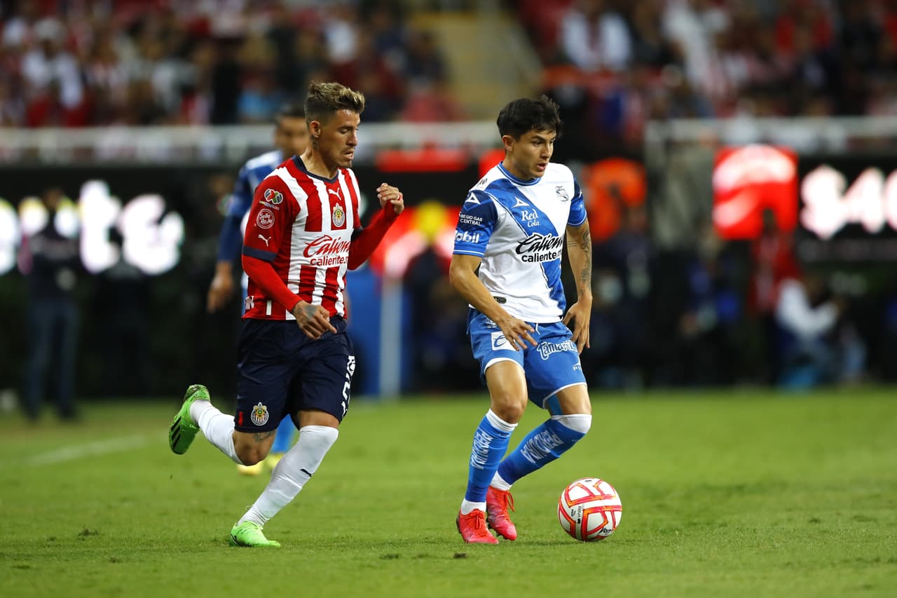 Las Chivas llegaron a siete juegos sin perder luego de vencer al Puebla en un partido marcado por la lesión de Gustavo Ferrareis.