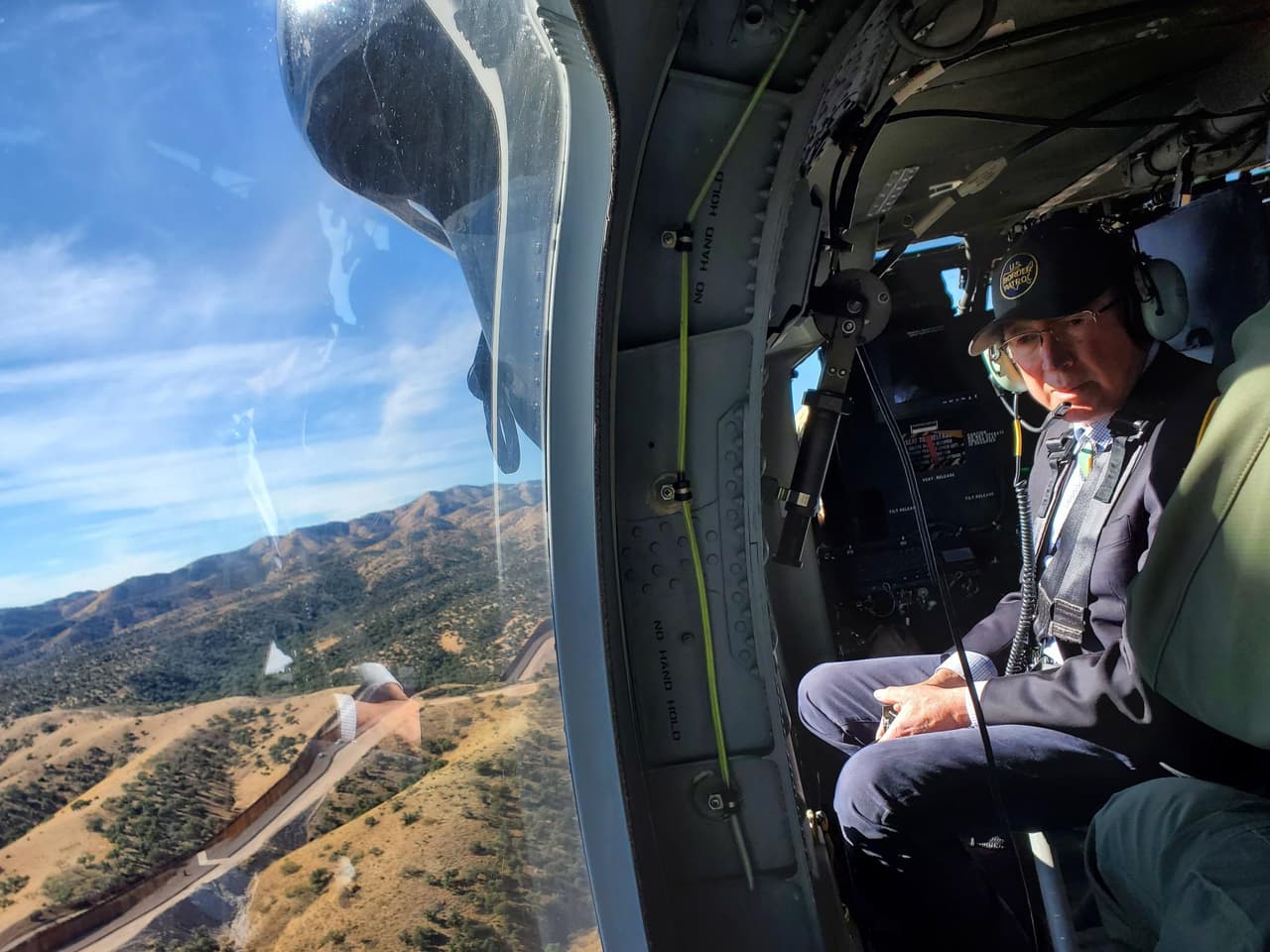 "Viajé por la frontera de Nogales a Tucson y fui testigo de los peligros que enfrentan los migrantes al cruzar de manera irregular. Los criminales no tienen respeto por la vida de los migrantes", tuiteó el embajador Ken Salazar.