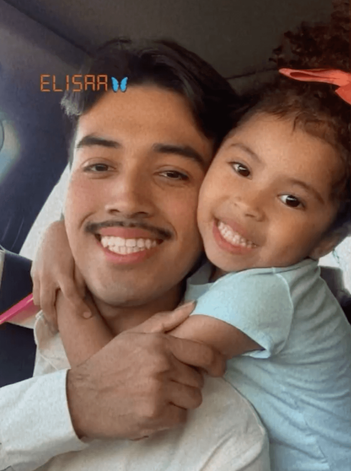 Los detalles narrados por la Fiscalía en la acusación son estremecedores y reflejan el sufrimiento prolongado al que sometieron a la pequeña Arely.
<br>
<br>Claudia Hernández comenzó a creer que su hija estaba poseída la noche del 23 de septiembre de 2021, luego de que la niña se “despertaba y gritaba o lloraba de manera constante”. Esa noche, la mujer se reunió con su hermano, René Aaron, en una habitación de la casa para juntos rezar por la menor. En la imagen, la víctima aparece fotografiada con su tío.