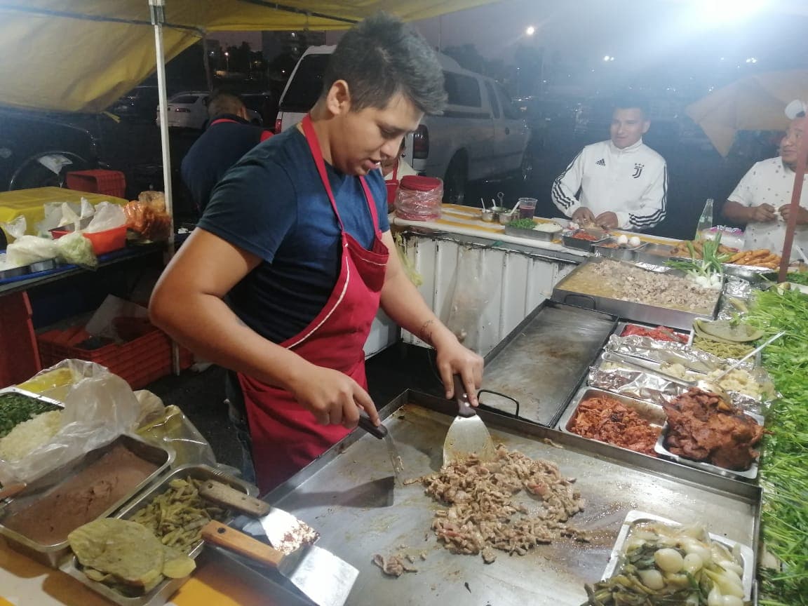 Los tacos y la pasión son una gran combinación para disfrutar una noche de futbol.