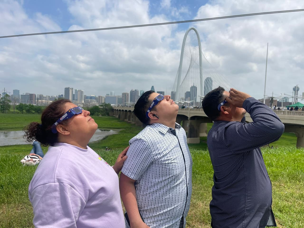 En el Margaret Hunt Hill Bridge, un ícono de la ciudad de Dallas, cientos se dieron cita para ver el eclipse total solar