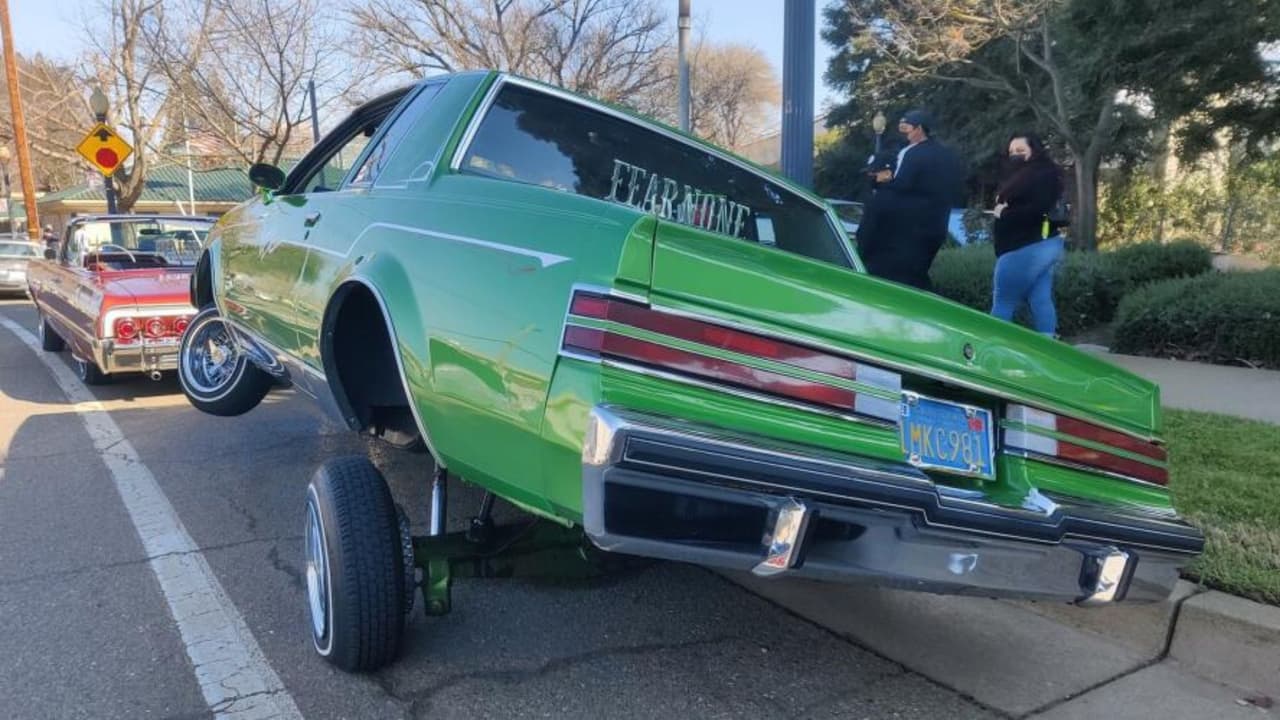 <h2 class="cms-H2-H2">5.- Carros lowriders permitidos en California</h2>
<br>
<br>La nueva ley AB 436 establece una prohibición a las ciudades en California
<b>para que no prohíban los carros conocidos como cruceros o lowriders</b>.
<br>
<br>Esta ley también elimina la prohibición para que los carros sean modificados para que la suspensión quede en un nivel más bajo.