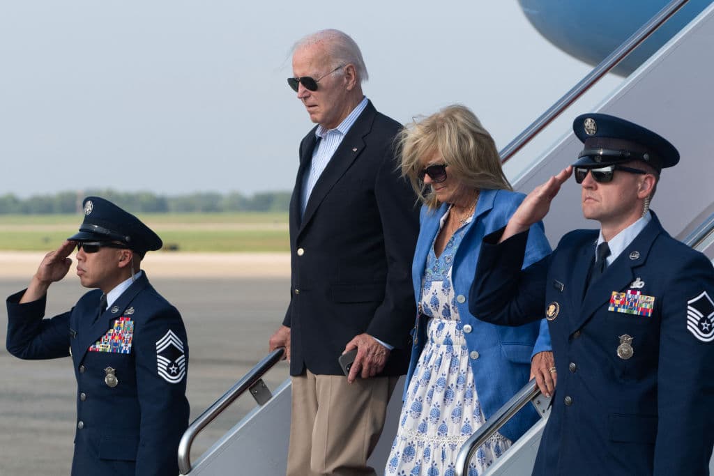 Los Biden bajan del Air Force One.