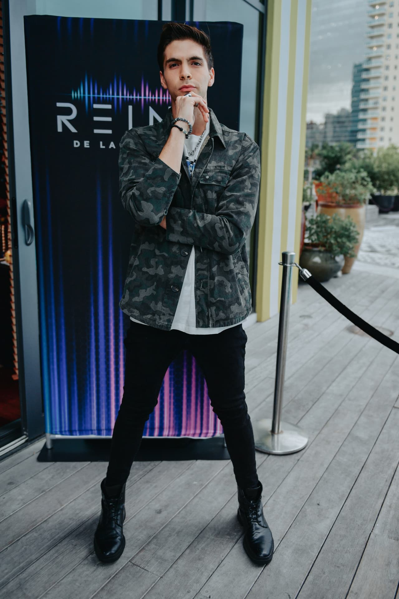 Durante la noche se reveló que el cantante Johann Vera será el digital host y embajador de Reina de la Canción.