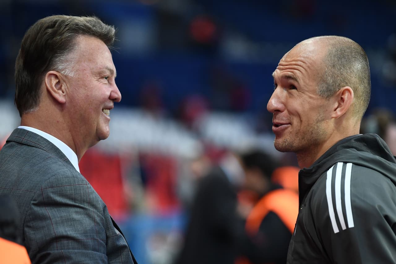 El holandés Louis van Gaal tuvo un reencuentro con su compatriota Robben, suplente en el juego.