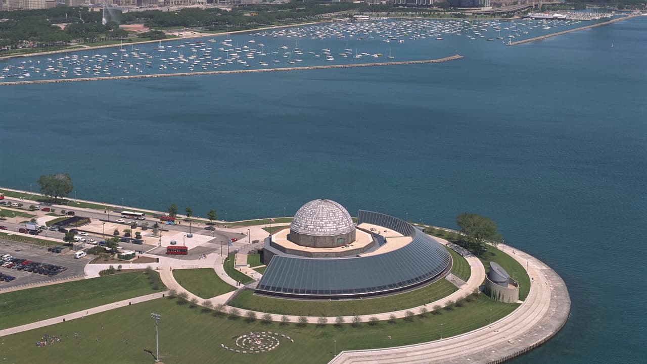 El museo está ubicado en 1300 South Lake Shore Drive. Para obtener más información, visita la página web
<a href="https://www.adlerplanetarium.org/adler-planetarium-special-offers/"><u>adlerplanetarium.org.</u></a>