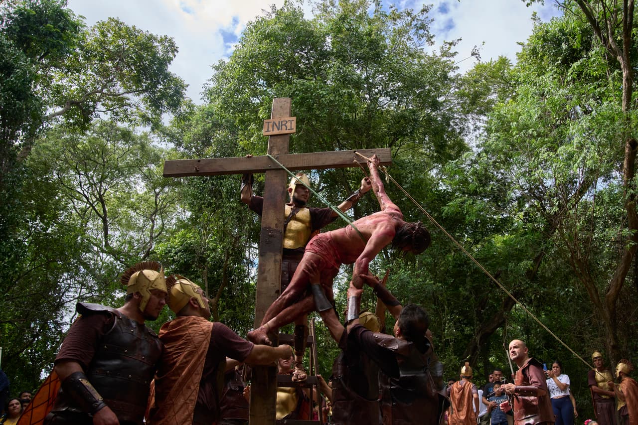 Actores recrean la crucifixión de Jesús durante una procesión del Vía Crucis en Semana Santa en Atyrá, Paraguay, el Viernes Santo, 18 de abril de 2025.
<br>
<br>La Semana Santa incluye el Jueves Santo, el Viernes Santo y el Domingo de Resurrección.