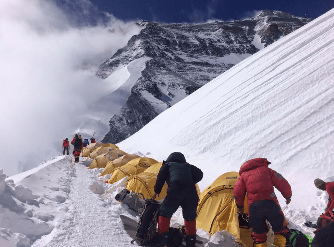 Una fila de tiendas de campaña en camino a la cima del Everest. Un montañista indio que se vio obligado a dar marcha atrás antes de llegar a la cima de la cumbre más alta del mundo dijo a Reuters que la falta de guías capacitados y los retrasos en la ruta abarrotada fueron factores clave en la avalancha de muertes.
<br>