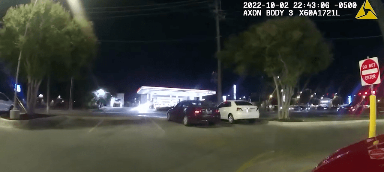 El policía disparó en cinco ocasiones contra el adolescente.