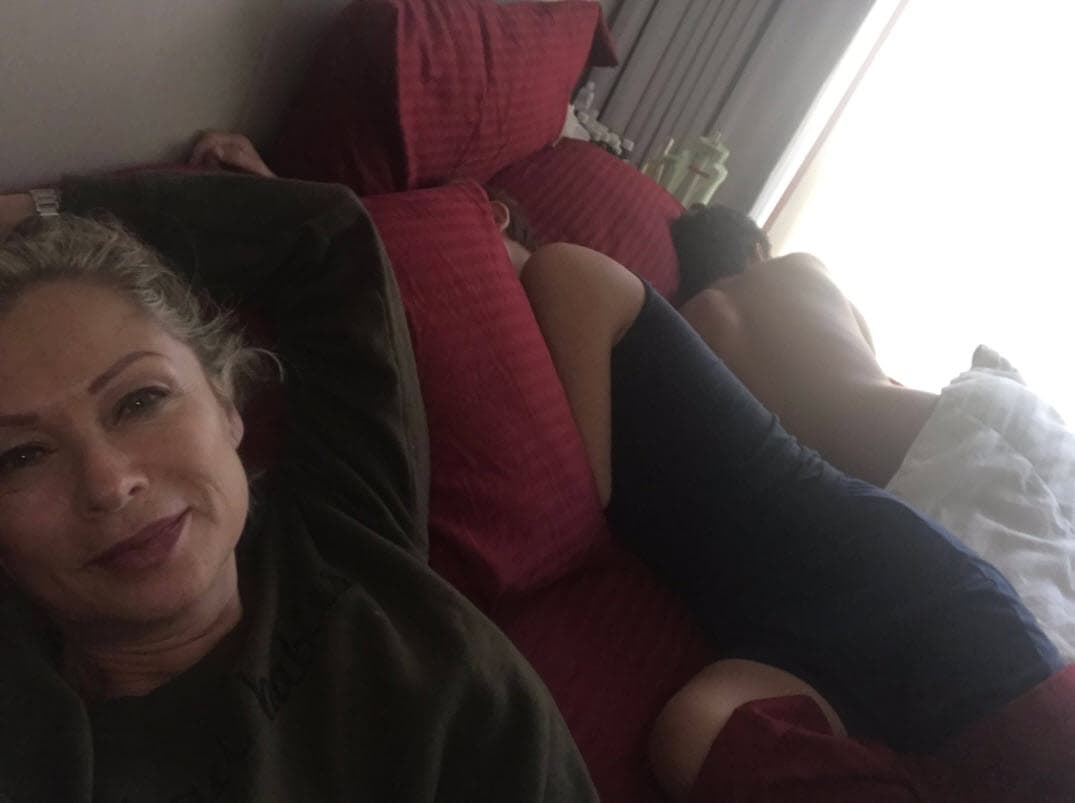 Calderón ha aprovechado el confinamiento para convivir con sus hijos y enseñarlos a hacer
<b><a href="https://www.univision.com/famosos/leticia-calderon-somete-a-luciano-a-otra-leccion-importante-para-su-independencia-ya-aprendio-a-lavar-el-inodoro-video">actividades domésticas</a></b>.
<br>