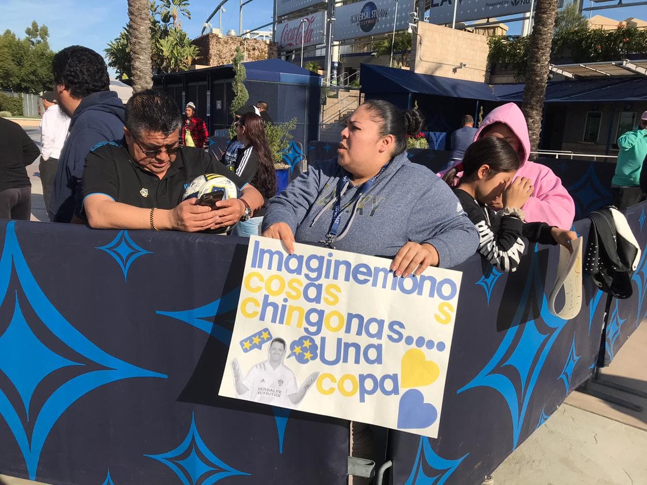 ¡La afición se vuelca con Chicharito en Los Ángeles!