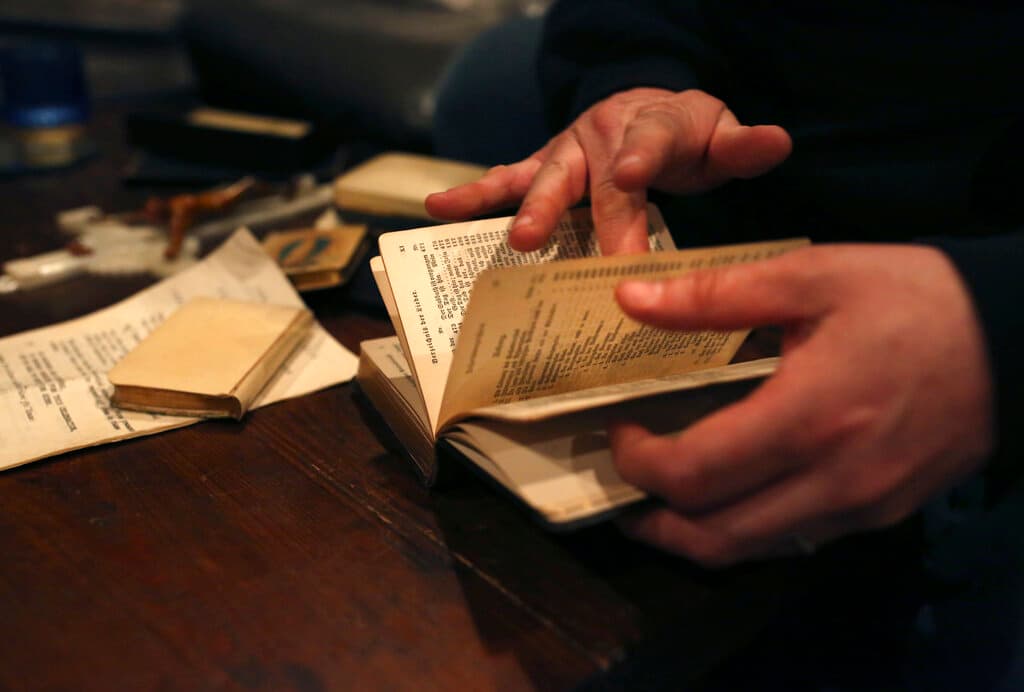 Una joven madre muere a causa de una bala perdida mientras leía la Biblia a su hija menor