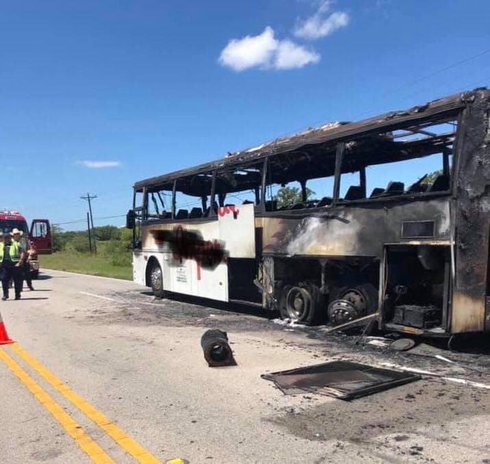 Uno de tres autobuses con destino a San Antonio se incendió de camino a la ciudad del Álamo.