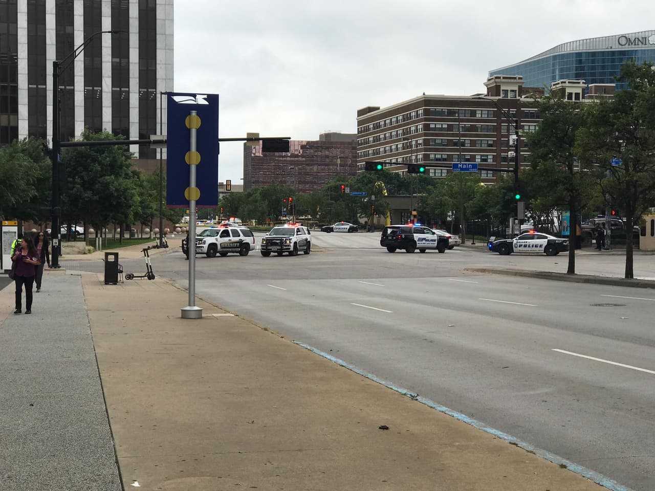 Varias calles fueron bloqueadas por los policías quienes restringieron gran parte del área de inmediato.