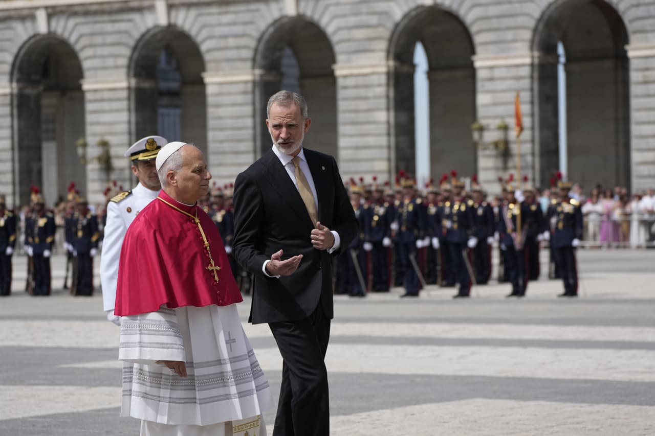 Papa León XIV y Rey Felipe se dirigen hacia la Guardia de Honor.
