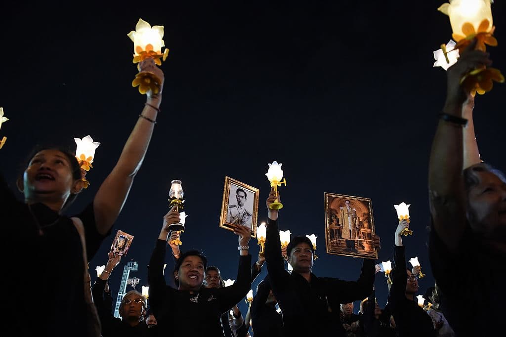 En la celebración de la llegada del 2017 frente al Grand Palace en Bangkok, la gente sostuvo imágenes del
<b> rey de Tailandia</b>, Bhumibol Adulyadej, fallecido el 13 de octubre pasado.