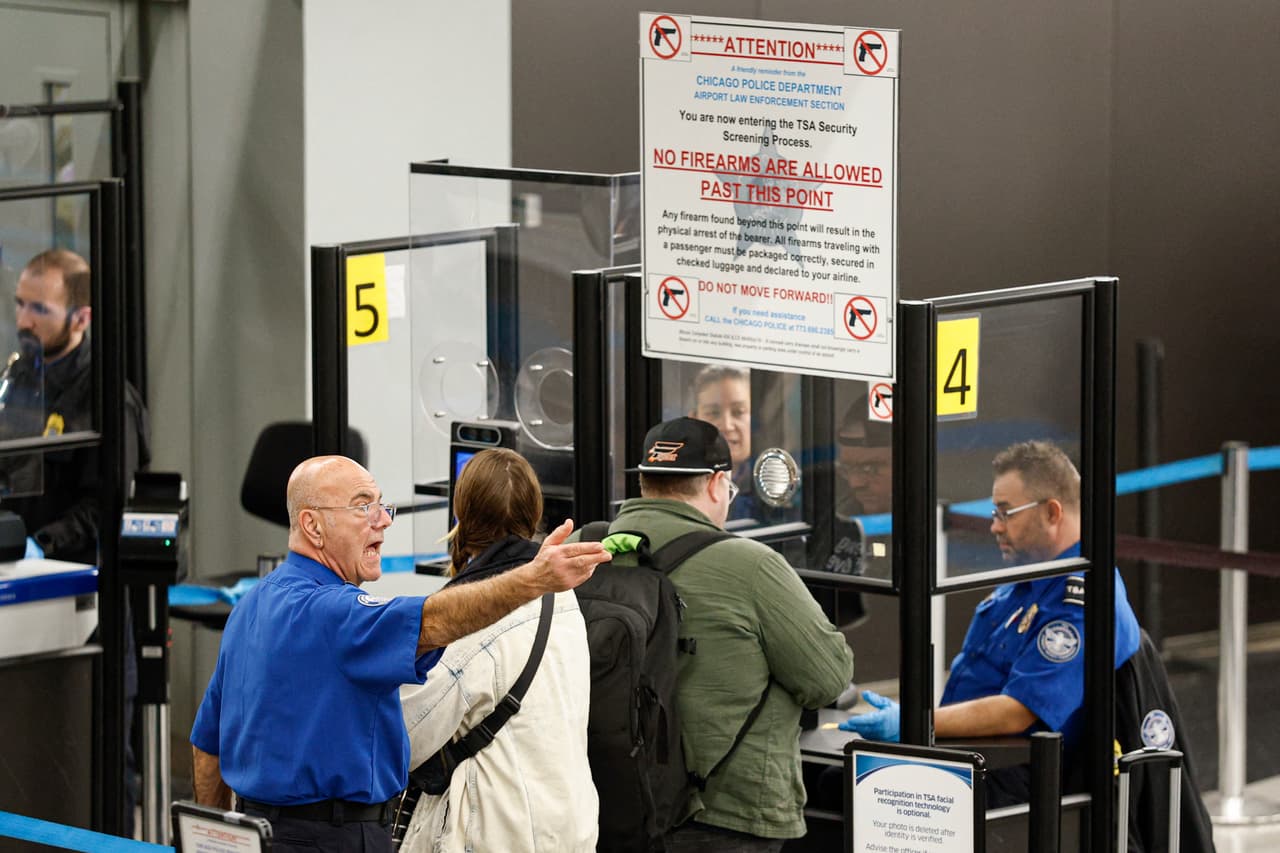 También es fundamental
<b>consultar constantemente el estado del vuelo</b> a través de la aplicación de la aerolínea, ya que los retrasos y cancelaciones son comunes durante esta temporada, especialmente en días con mal clima. Según autoridades, los días más ocupados son
<b>miércoles y jueves.</b>