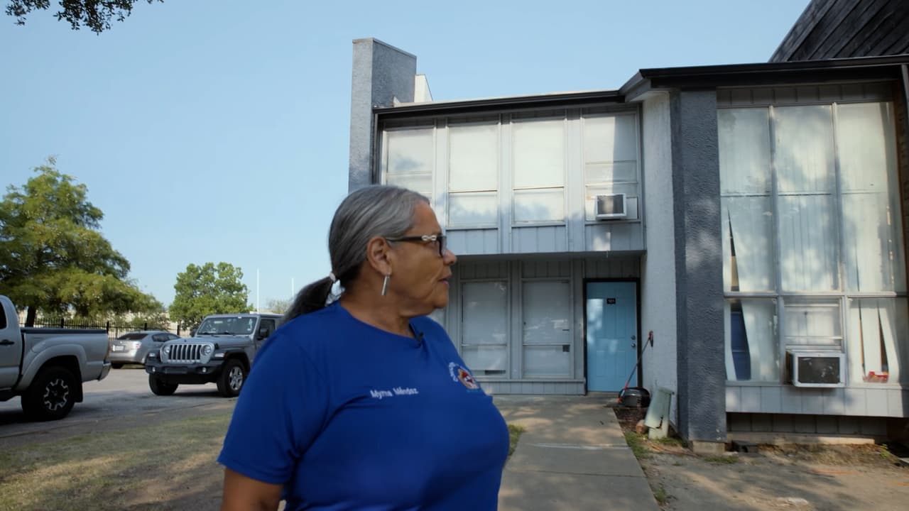 Myrna Méndez, de Comadres Unidas de Dallas y Más, revisitando uno de los vecindarios de Northwest Dallas donde más intervenciones antifentanilo han hecho.