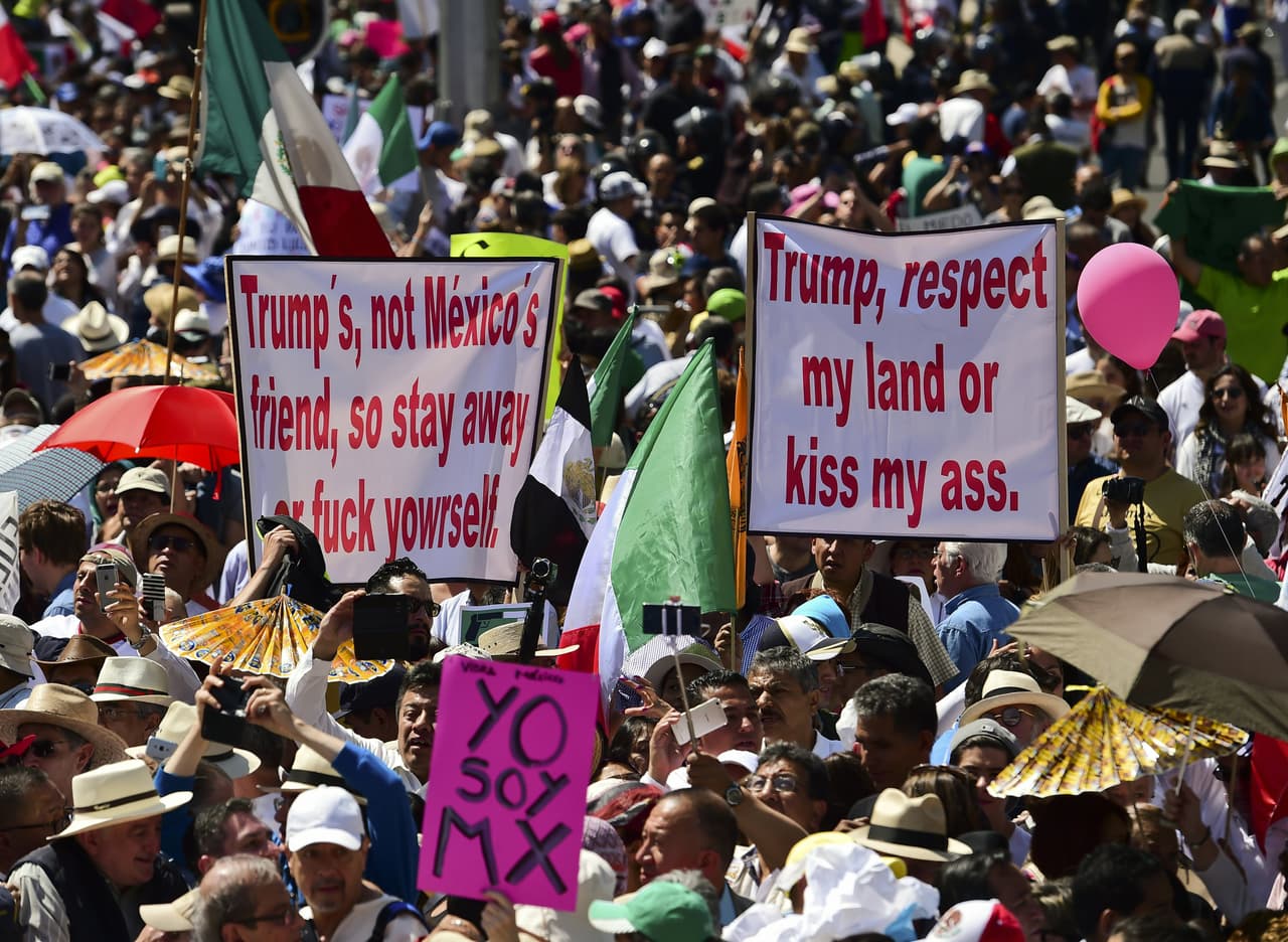 Miles de personas salieron a las calles. Algunos llevaban banderas de México y otros pancartas con mensajes contra Trump.