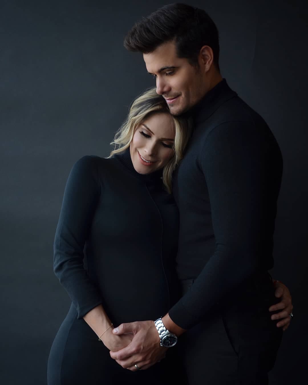 La pareja prometió que mostrará a su primogénita, a la que llaman 'Baby A', a través de las redes sociales. "La presentación de la gorda va a ser en una revista (española) que ya está pactado y en el momento que eso suceda
<b>ya se las mostraremos a toda la gente que nos sigue</b> y que forma parte de esta emoción que tenemos".