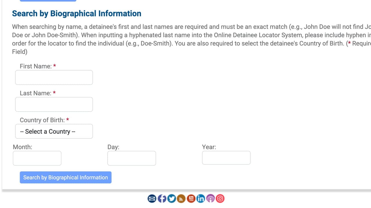 En caso de no encontrar el
<i>A-Number</i> de la persona a quien buscas, puedes saltarte esa opción e irte directamente a la segunda forma de búsqueda:
<b>por datos biográficos.</b>
<br>
<br>En la página, coloca el primer nombre y los apellidos del detenido. Recuerda que en Estados Unidos por lo regular en el espacio entre dos apellidos se escribe un guión. Escoge también el país donde nació e incluso tienes la opción de poner una fecha de nacimiento.