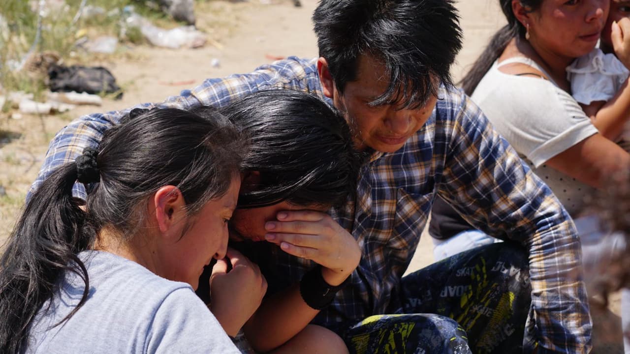 Inmigrantes siguen cruzando la frontera de Texas y México pese a la decisión de un juez federal de Louisiana que impidió ponerle fin al Título 42.