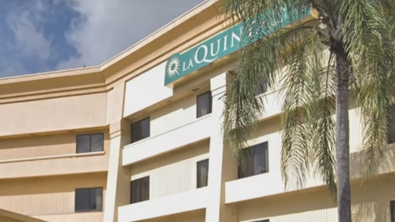 La policía de Miami-Dade investiga la posibilidad de que el hombre haya sido secuestrado en un hotel de Miami Springs, robado, asesinado y dejado abandonado en su auto.