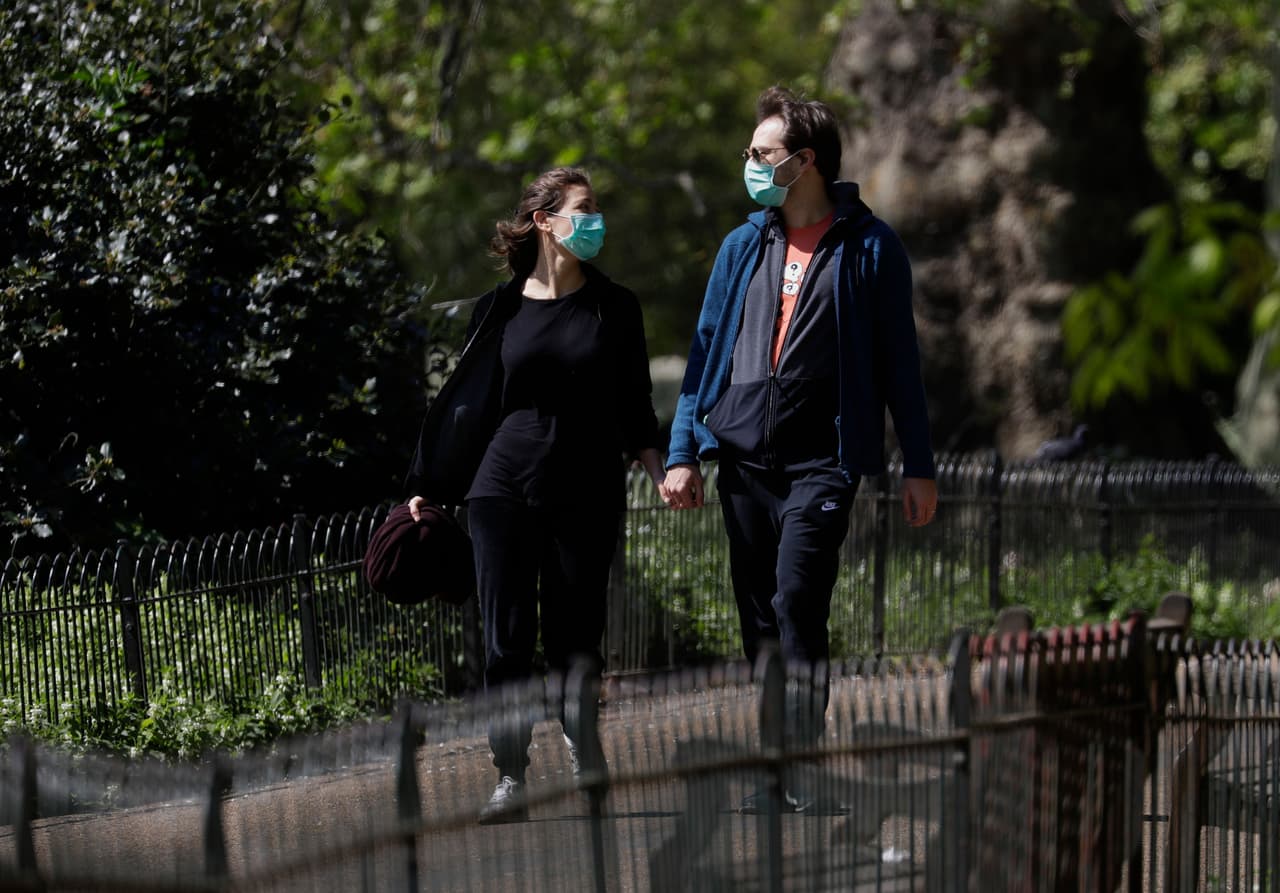 Parque St. James en Londres, mientras el país sigue en confinamiento para ayudar a frenar la propagación del nuevo coronavirus, el domingo 19 de abril de 2020.