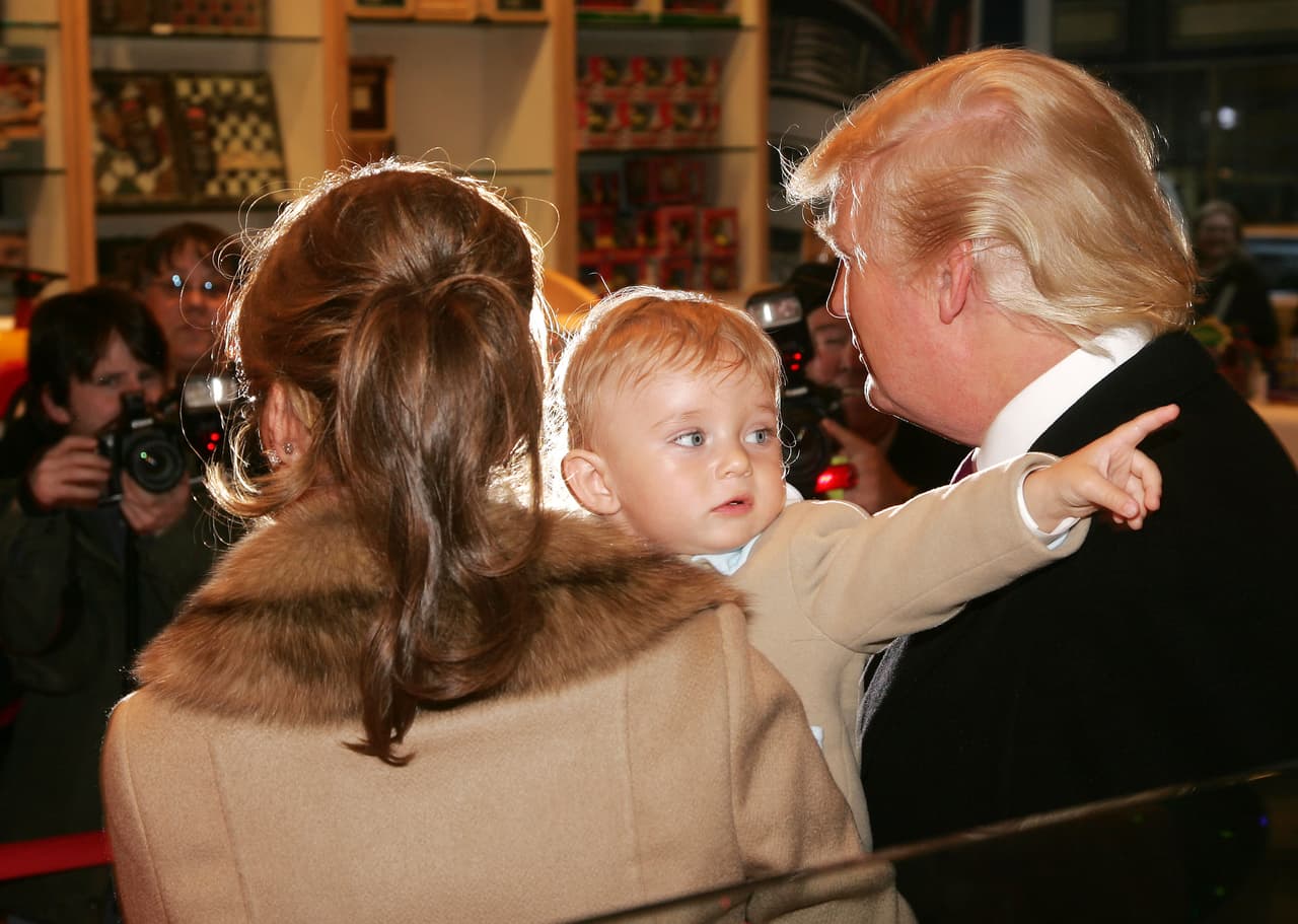 El pequeño, que hoy tiene 10 años, es el hijo único del tercer matrimonio del magnate con la ex modelo y próxima
<b><a href="http://www.univision.com/estilo-de-vida/trending/melania-trump-una-primera-dama-inesperada-fotos">primera dama Melania Trump</a></b>, y ha debido acostumbrarse a los reflectores desde que era un bebé.
