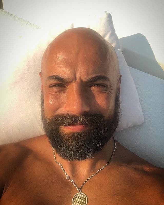 Hoy en día, Poza tiene una barba más espesa que muestra en sus redes sociales.