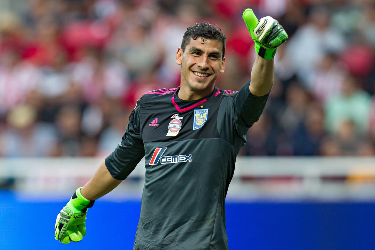 Nahuel Guzmán deja atrás su error ante Chivas