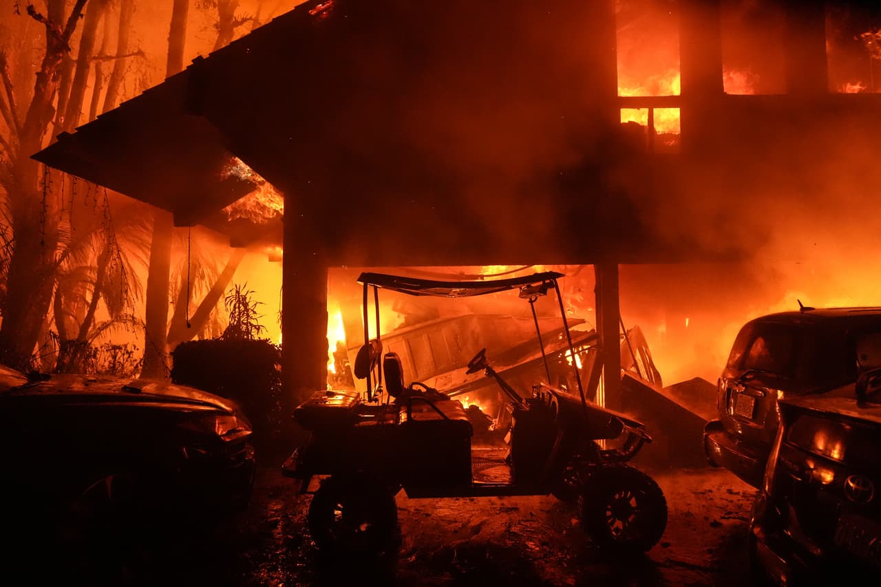 Hay
<b>8,100 estructuras en el área afectada</b>, de las cuales 2,043 están bajo órdenes de evacuación y 6,046 están bajo advertencias de evacuación, según informó el sheriff Robert Luna.