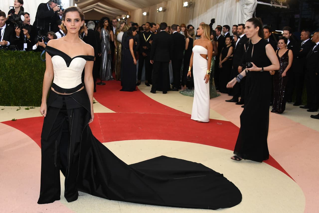 Emma Watson ha sido una de las abanderadas de hacer del pantalón la prenda ideal para ir a las galas que demandan vestido largo. Invocando la comodidad y las libertad que ha representado el hecho de que las mujeres podamos ir en pantalón, la actriz ha usado maravillosas opciones, como esta de Calvin Klein que usó en la Met Gala, y con la que escapó a la condena de usar un pastel como vestido.