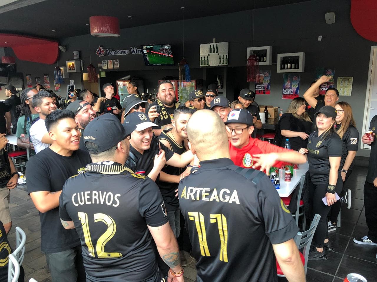 Muy prendida y animada la afición angelina, poniendo el color en León para alentar al LAFC.