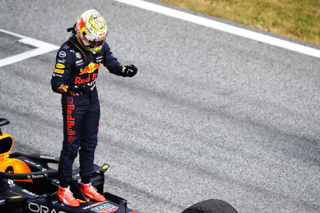 Max Verstappen se lleva el Gran Premio de Estiria en la Formula 1. El piloto neerlandés es número uno en el ranking de pilotos dejando muy atrás a Lewis Hamilton, quien quedó segundo; Bottas se queda con la tercera plaza. El mexicano Sergio Pérez no logra subir esta vez al podio, sin embargo sigue produciendo grandes resultados para Red Bull.